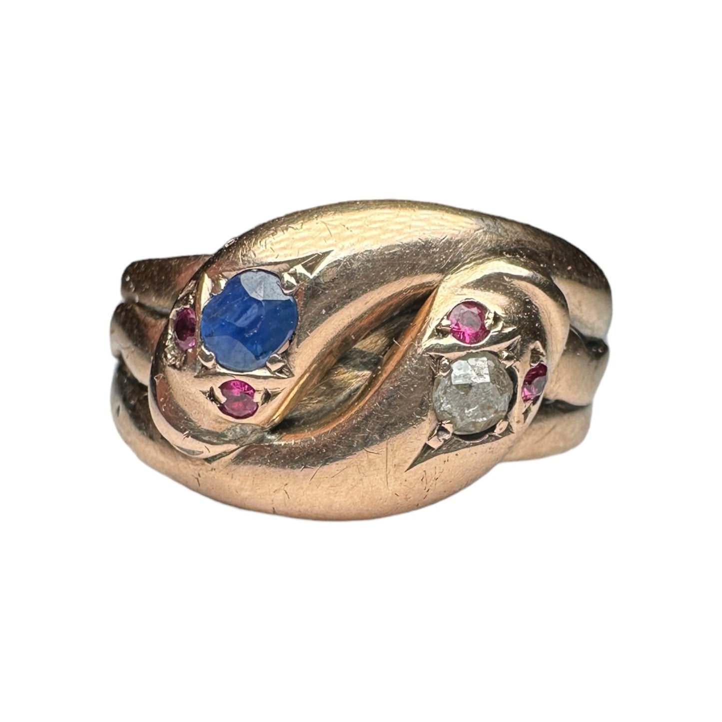 Anello inglese con zaffiro e diamante con occhi di rubini